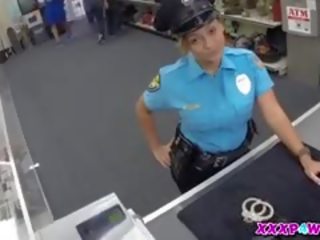 Policewoman 과 그녀의 firearm