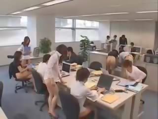 Атлетичен азиатки група на секретарки гол