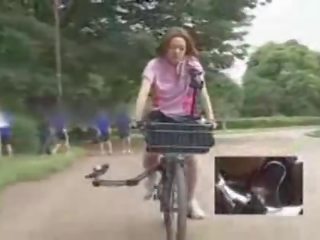 Japansk kjæreste masturbated mens ridning en specially modified kjønn klipp bike!