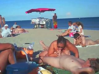 Milf colpi suo adolescent su nuda spiaggia da guardoni