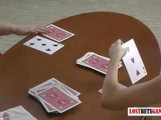 Dos tentador milfs jugar un juego de desvistiéndose blackjack