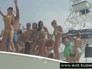 Centenas em difícil para cima adolescentes em público barco festa