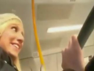 Podivuhodný blondýnka paní výstřik a spolknout na veřejné autobus