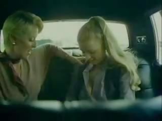 Deux lubrique filles faire lesbienne sexe vidéo en voiture