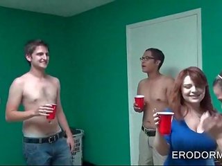 Kolegj festë adoleshencë zhveshje dhe luan seks kapëse lojra