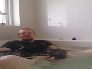 Rubbercub wanking sa bathtub