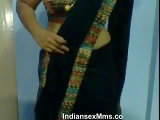 Pożądany bhabhi shortly 10 min później łazienka ma na sobie sari desi mms