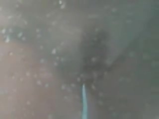 Agung bokong perempuan pengambilan sebuah pancuran air di tersembunyi kamera