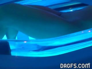 Dagfs: saldus putė filmas į tanning mašina