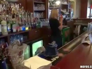 Rozkošný blondýnka barmaid udeřil pro peníze