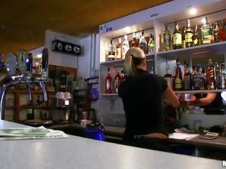 Amatorskie bartender lenka reamed na kasa