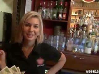 Fantastický barmaid rihanna samuel špinavý video pro hotovost