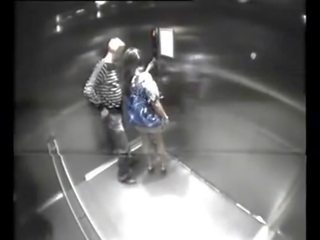 Ansioso libidinous casal caralho em elevador - 