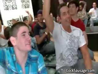 Bündel von betrunken homosexuell juveniles gehen verrückt im klub 2 von cocksausage
