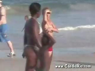 2 pa sytjena europiane babes hooking në copacabana plazh