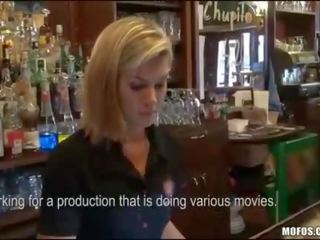 Barmaid convinced na mít dospělý film v ji bar