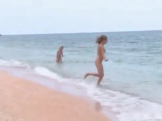 3 nudists jouer sur la plage