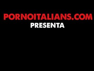 Porno italiano - mora riccia milf italiana scopata sul divano del reeks