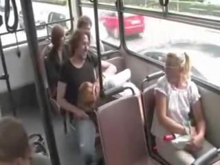 Bitchy ser rødhårete walked i offentlig bundet suger medlem i offentlig transport