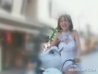 Asiatique ado poupée obtention chatte humide tandis que chevauchée la bike
