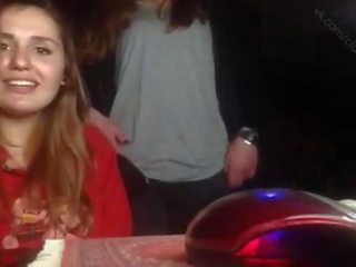 [periscope] twee meisjes spelen voorzijde camera