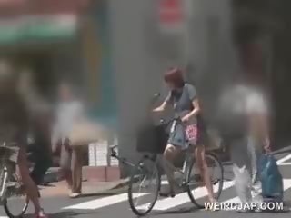 حلو الآسيوية فاتنة ركوب الخيل ال دراجة هوائية الحصول على الهرات كل رطب