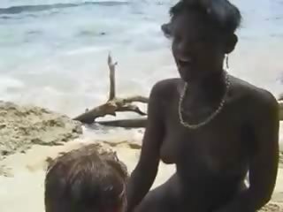 أشعر الأفريقي adolescent اللعنة اليورو صديقة في ال شاطئ