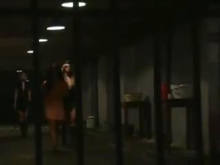 Laura v väzenie