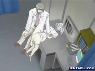 Manga medmāsa piesaistīti augšup uz a gynaecological krēsls un sods