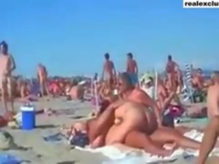 Masyarakat telanjang pantai tukar-menukar pasangan seks video di musim panas 2015