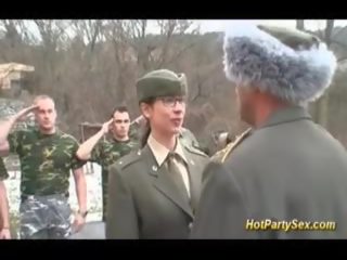 Militar bata babae makakakuha ng soldiers pagbuga ng tamod