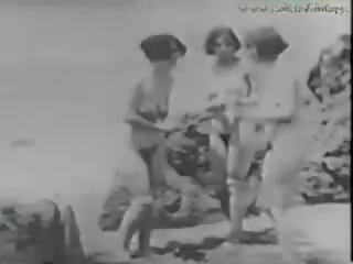 1928 wijnoogst met een stripling spionage meisjes op de strand