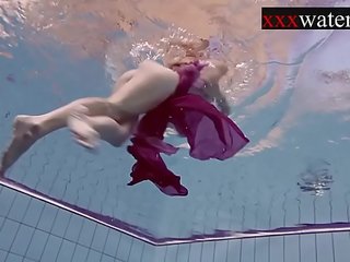 Smoking sensational Russian redhead in the pool <span class=duration>- 7 min</span>