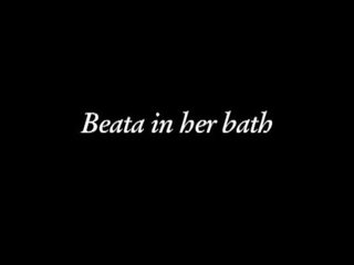 Beata menyumbatkan jari dalam beliau mandi