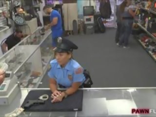 Securitate ofițer pawns ei marfă și inpulit cu pawnkeeper