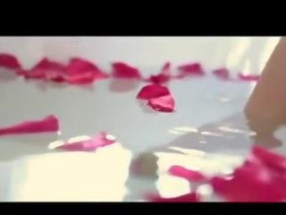 Francūzieši inviting māte pavedis uz roze petal vanna