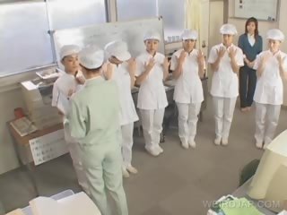 Japonez asistente medicale dând laba pentru pacienți