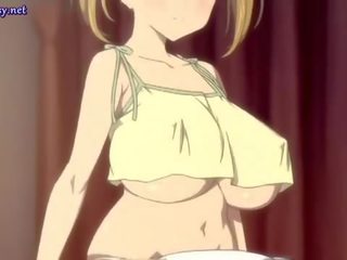 Anime perempuan dengan besar-besaran payu dara