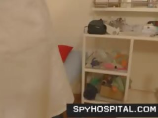 Y khoa thi ẩn máy ảnh trong gyno phòng khám