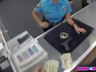 Policewoman 과 그녀의 firearm
