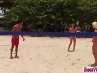Admirable 女士們 玩 二 kinds 的 球 上 該 海灘