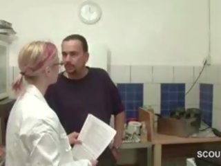 Zierlich teenager azubi wird vom chef auf arbeit gefickt