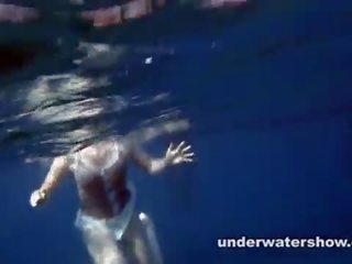 Nastya a nadar nua em o mar