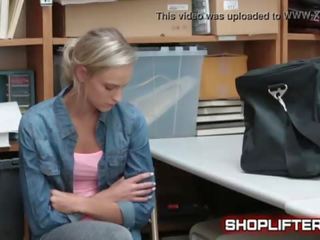 Adventurous shoplifting armaturë spy-cam qirje në dyqan dhoma e prapme
