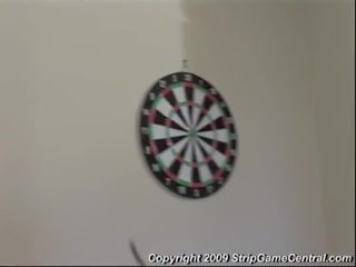 Charlie і tearry грати роздягання darts