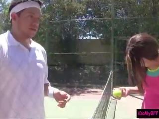 Două desirable bffs pounding cu tenis antrenor