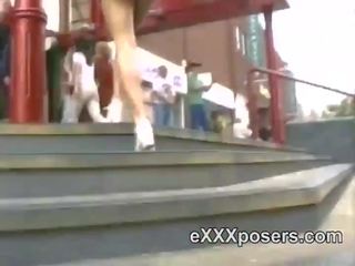 Filming επάνω ένα μακροπόδαρος κοκκινομάλλες φούστα σε δημόσιο