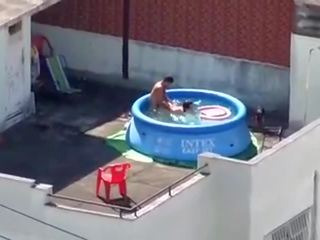 Flagrou os vizinhos fazendo sexo na piscina