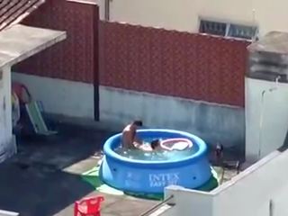 Flagrou os vizinhos fazendo sexo na piscina