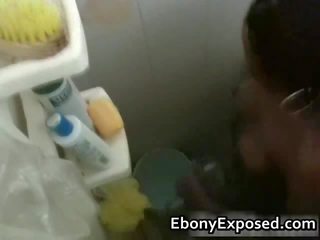 Groots tiener jong vrouw het nemen een douche verborgen camera